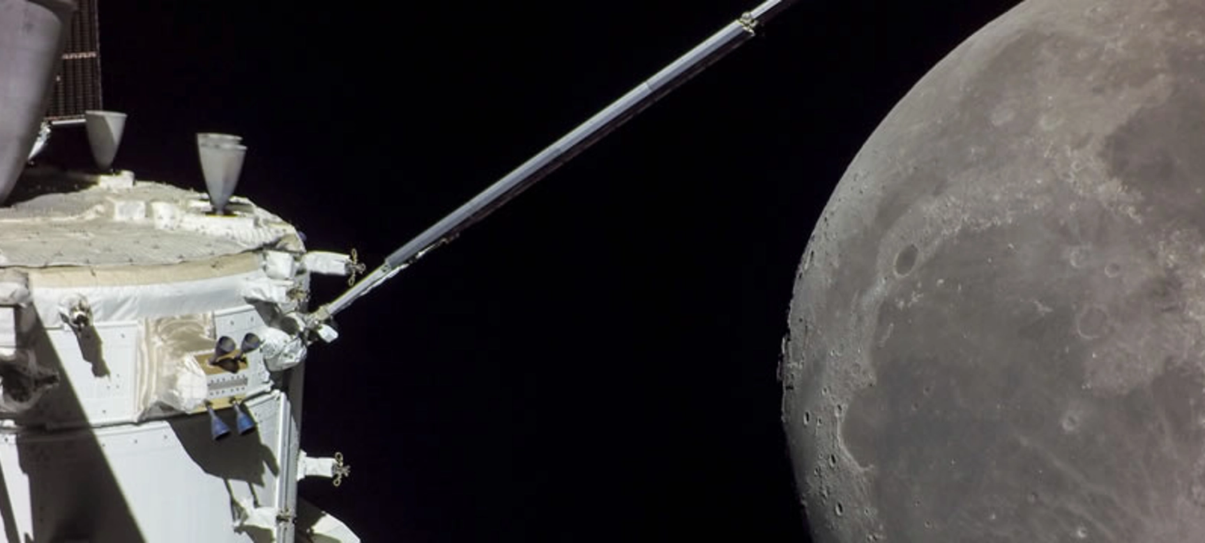 Orion Spacecraft to the Moon (1)